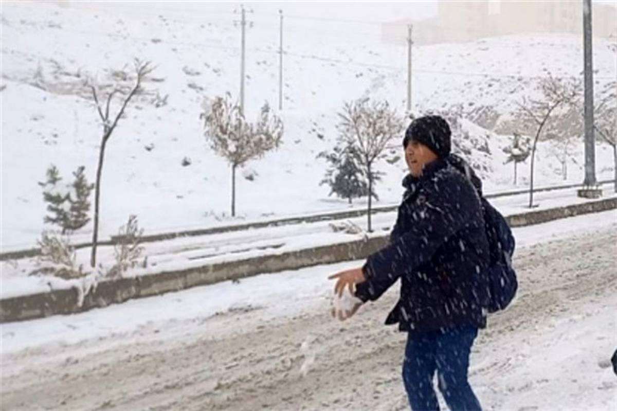 طبیعت برفی و شادی دانش‌آموزان روستای  مهرآباد رودهن/فیلم