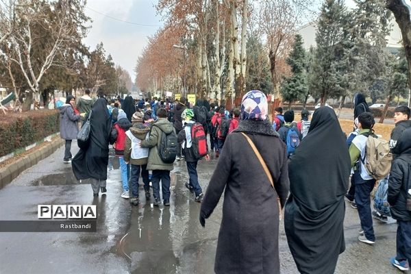 حضور دانش‌آموزان منطقه ۱۳ در جشن یاوران انقلاب