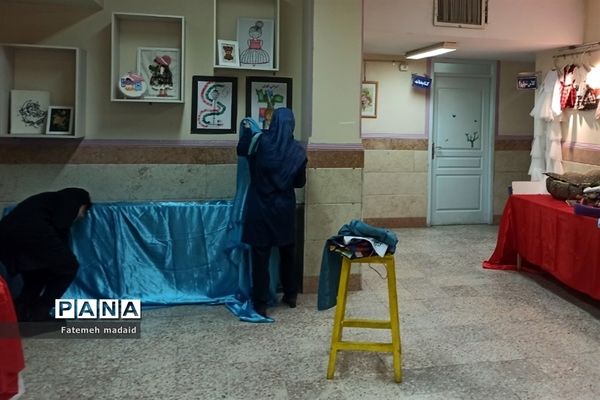 نمایشگاه دستاوردهای دانش‌آموزان به مناسبت دهه‌فجر در بهارستان 2