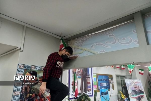 آذین‌بندی دبیرستان فرهنگ به‌مناسبت دهه فجر