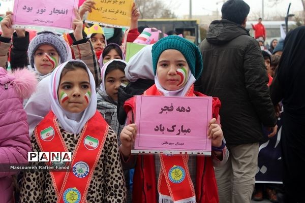 گلبانگ زنگ انقلاب در شهرستان گلبهار