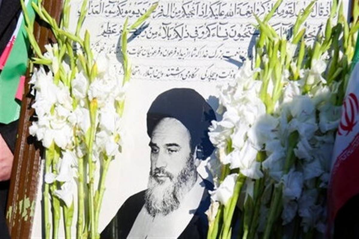گلباران بیت تاریخی امام خمینی(ره) در نخستین روز دهه فجر