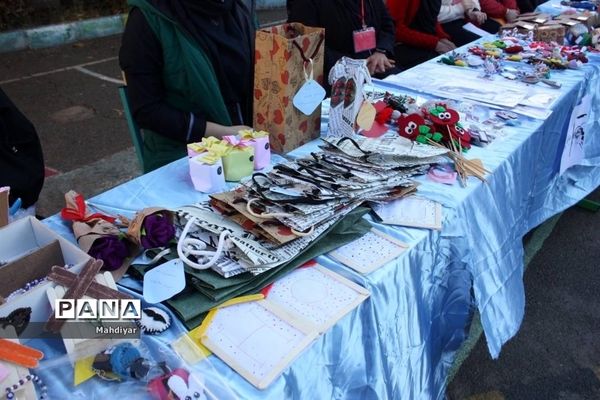 مراسم جشن انقلاب در دبیرستان عدالت بخش جوادآباد