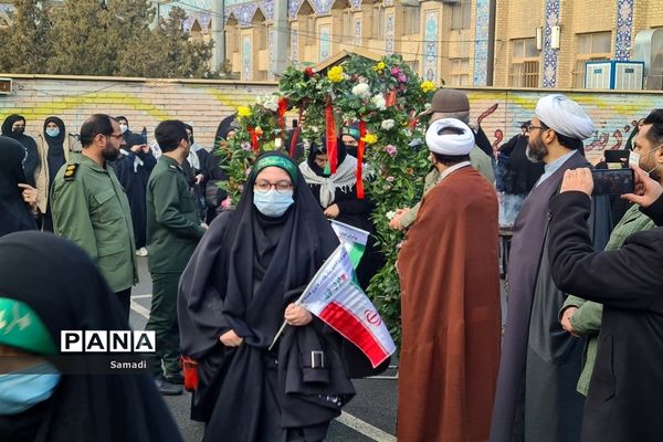 مراسم بدرقه دانش‌آموزان دختر منطقه ۱۳ اعزامی به اردوی راهیان نور