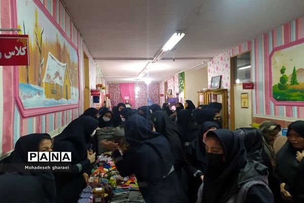 برگزاری بازارچه دانش‌آموزی در دبیرستان نوشین بختیاری بخش جوادآباد
