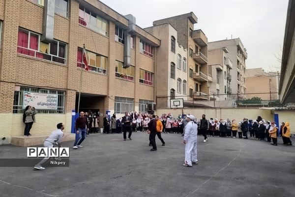 برگزاری مسابقات ورزشی به مناسبت دهه فجر در دبستان حقیقت منطقه ۱۳