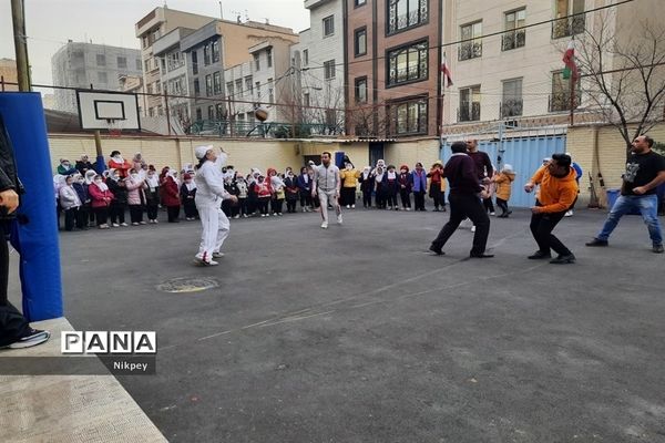 برگزاری مسابقات ورزشی به مناسبت دهه فجر در دبستان حقیقت منطقه ۱۳