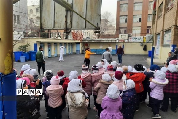 برگزاری مسابقات ورزشی به مناسبت دهه فجر در دبستان حقیقت منطقه ۱۳