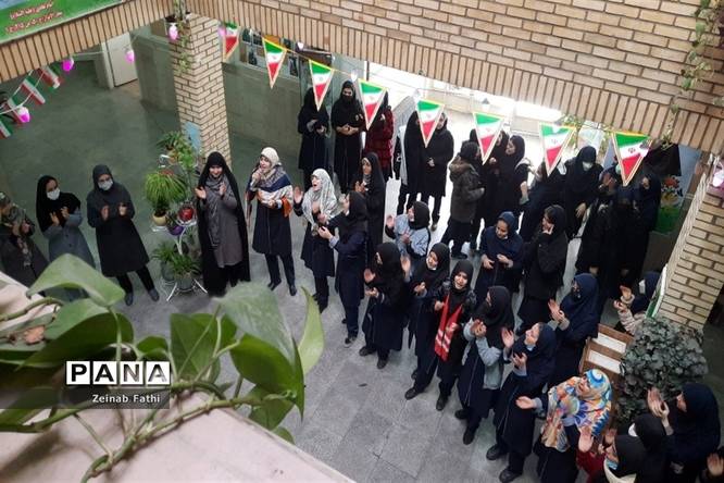 آغاز برنامههای دهه فجر در دبیرستان دخترانه فیض کاشانی منطقه ۱۴