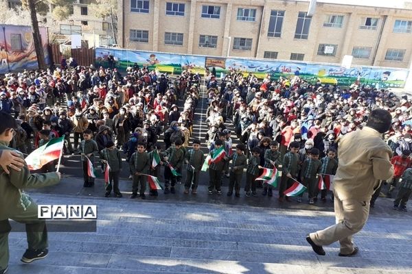 صدای زنگ انقلاب به مناسبت روز ۱۲ بهمن در دبستان پسرانه هیات امنایی ملاصدرا شهرستان قدس