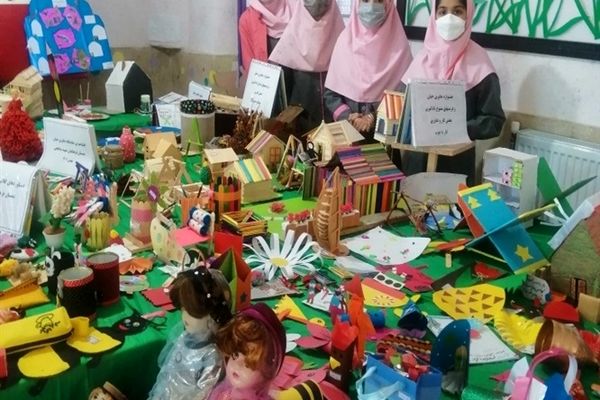 برگزاری جشن دهه مبارک فجر و برپایی نمایشگاه انقلاب و نمایشگاه دست سازه‌های دانش‌آموزی در مدارس اقلید