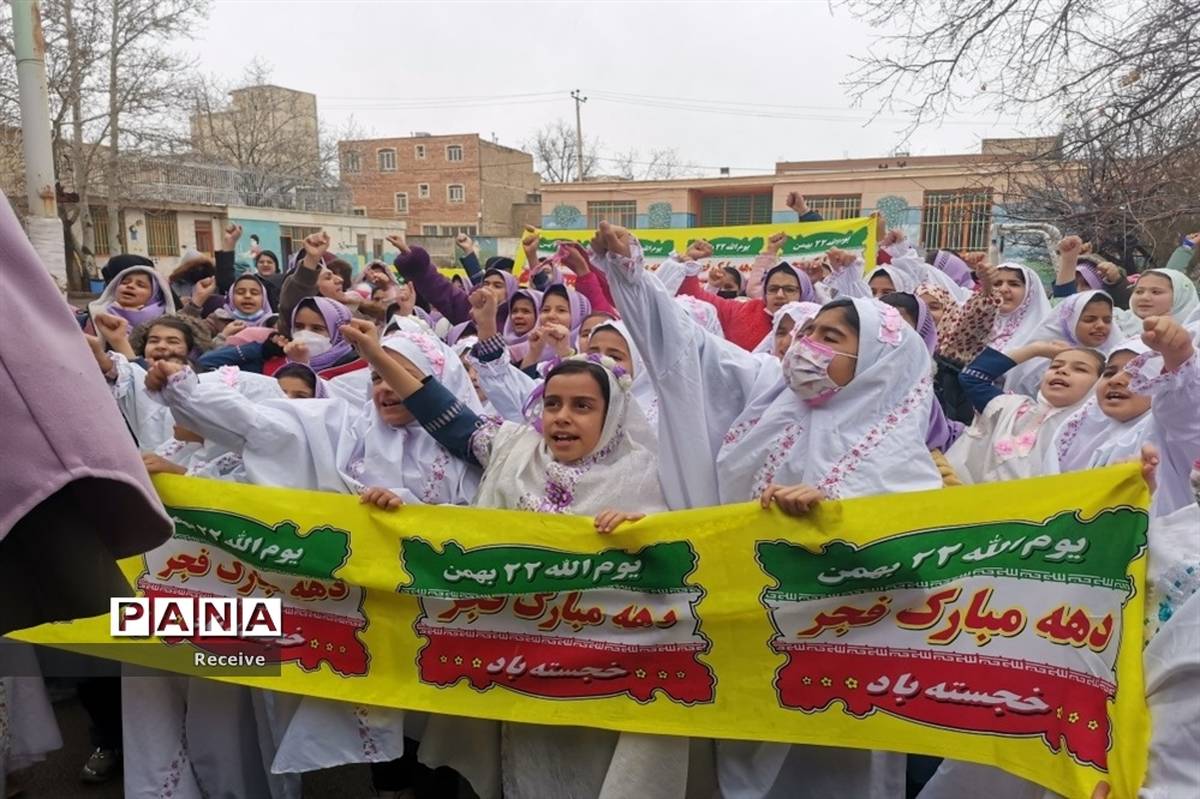 برگزاری جشن دهه مبارک فجر و برپایی نمایشگاه انقلاب و نمایشگاه دست سازه‌های دانش‌آموزی در مدارس اقلید