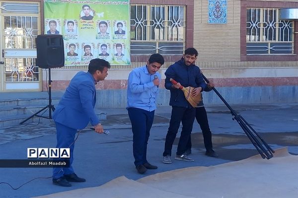 جشن شکوه و اقتدار همراه با جنگ شادی در دبیرستان نمونه پسرانه آیت الله خامنه‌ای کاشمر