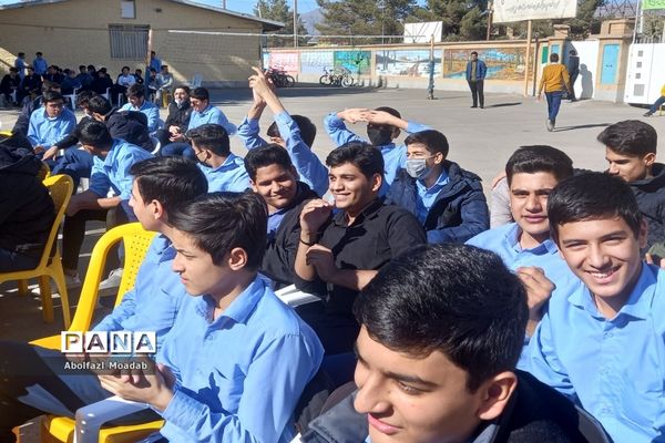 جشن شکوه و اقتدار همراه با جنگ شادی در دبیرستان نمونه پسرانه آیت الله خامنه‌ای کاشمر
