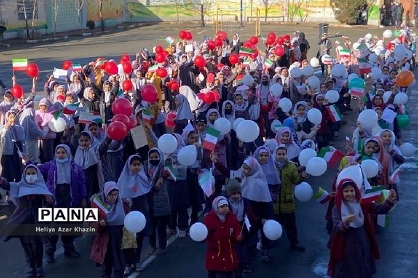 نواختن متمرکز شهرستانی زنگ انقلاب در آموزشگاه آیت الله مشکینی شهرستان پیشوا