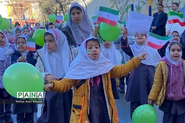 نواختن متمرکز شهرستانی زنگ انقلاب در آموزشگاه آیت الله مشکینی شهرستان پیشوا