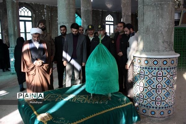 گلباران مزار شهدا در امام‌زاده هادی(ع) شهر جوادآباد