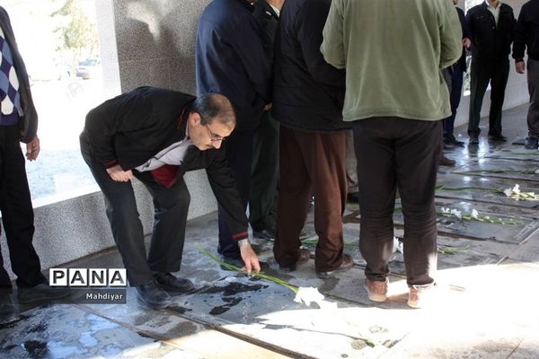 گلباران مزار شهدا در امام‌زاده هادی(ع) شهر جوادآباد