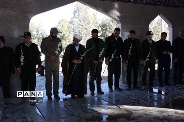 گلباران مزار شهدا در امام‌زاده هادی(ع) شهر جوادآباد