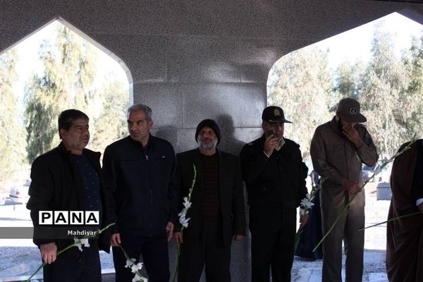 گلباران مزار شهدا در امام‌زاده هادی(ع) شهر جوادآباد