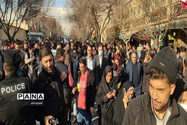 استقبال فرهنگیان و دانش‌آموزان منطقه کهریزک از رئیس‌جمهوری