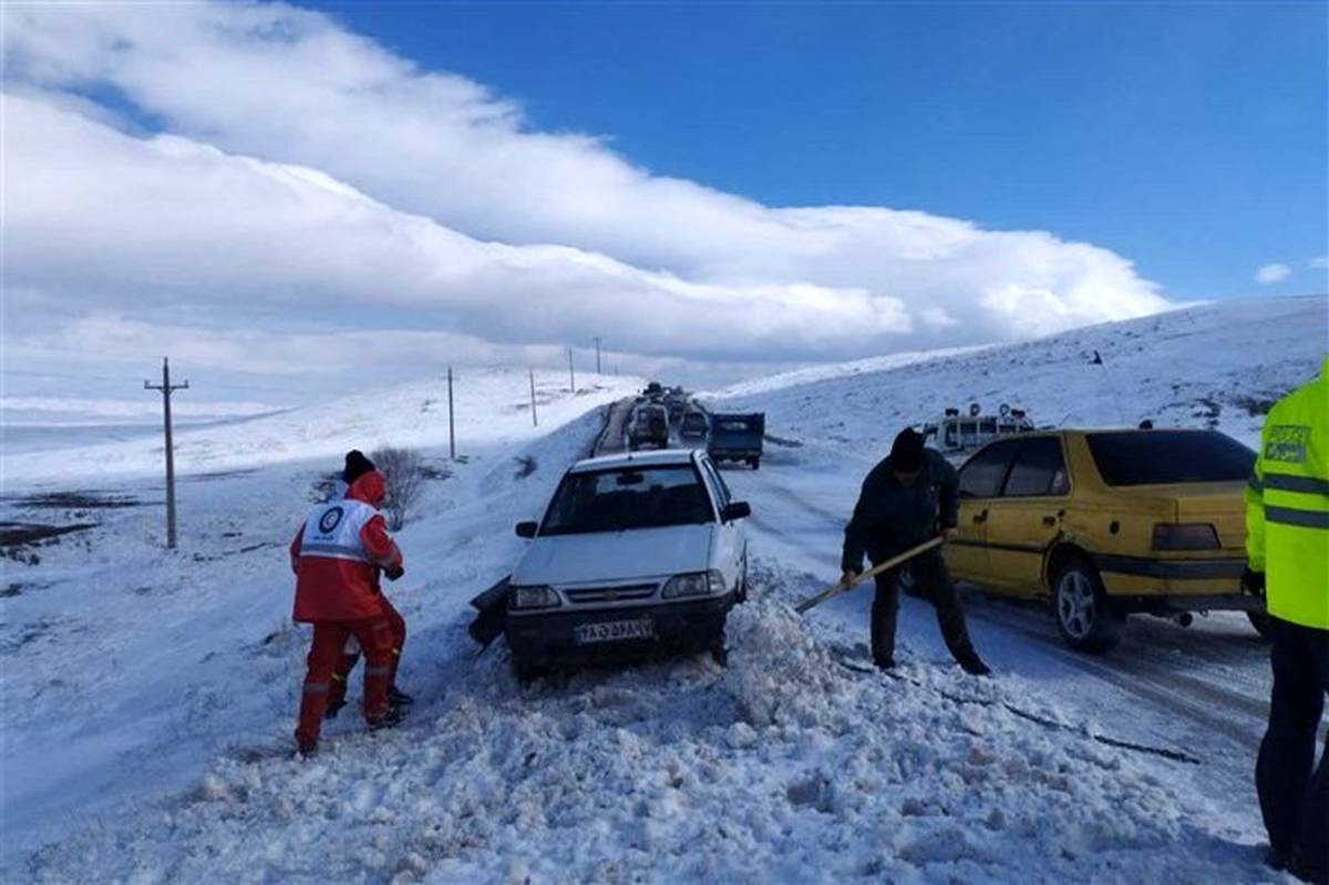 امدادرسانی هلال احمر به  408 مسافر گرفتار در برف و کولاک جاده های زنجان