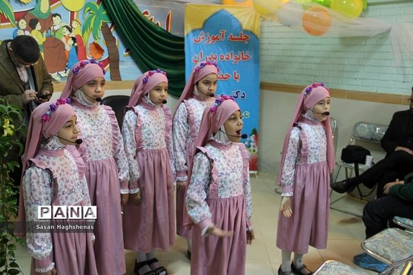 جلسه آموزش خانواده و گرامیداشت مقام پدردر آموزشگاه جلال آل احمد اسلامشهر