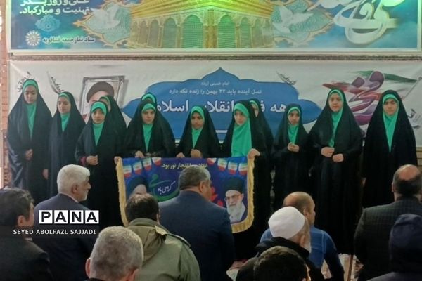 غبارروبی مزارشهدا و اجرای گروه سرود دانش‌آموزی در نمازجمعه فشافویه