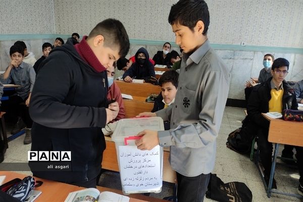 کمک به زلزله‌زدگان شهرستان خوی توسط دانش‌آموزان مدرسه دارالفنون شهریار