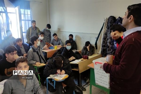 کمک به زلزله‌زدگان شهرستان خوی توسط دانش‌آموزان مدرسه دارالفنون شهریار