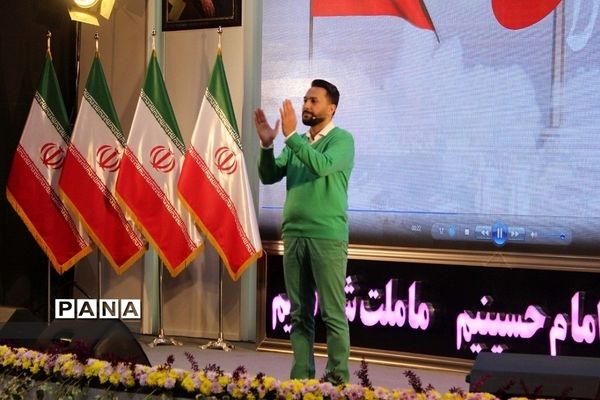 حضور دانش‌آموزان بهارستانی در ویژه برنامه «پرچم بالاست»