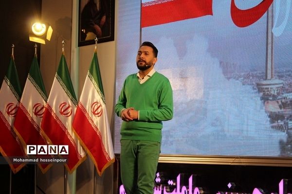 حضور دانش‌آموزان بهارستانی در ویژه برنامه «پرچم بالاست»