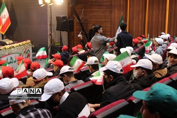 حضور دانش‌آموزان بهارستانی در ویژه برنامه «پرچم بالاست»