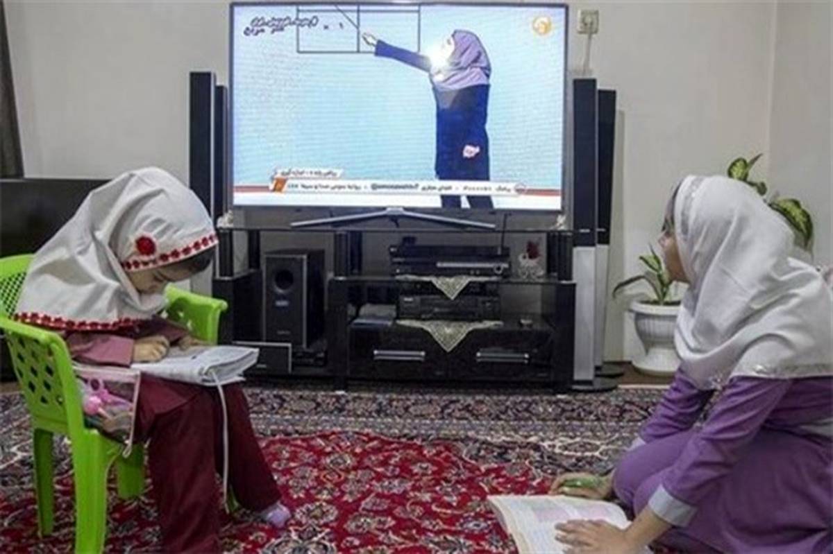 عوامل برنامه «مدرسه تلویزیونی ایران» به پرسشهای مخاطبان پاسخ می‌گویند