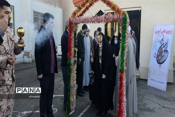 اعزام دانش‌آموزان دختر مدارس منطقه کهریزک به اردوی راهیان نور