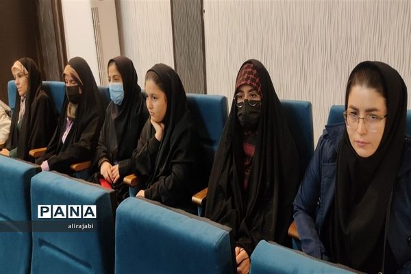 اعزام دانش‌آموزان دختر مدارس منطقه کهریزک به اردوی راهیان نور