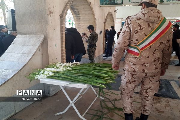 غبارروبی و عطر افشانی گلزار شهدای امامزاده عمادالدین (ع) در شهرستان رباط‌کریم