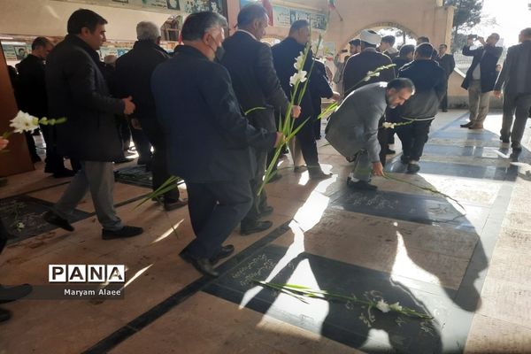 غبارروبی و عطر افشانی گلزار شهدای امامزاده عمادالدین (ع) در شهرستان رباط‌کریم