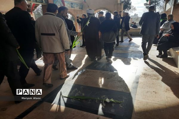 غبارروبی و عطر افشانی گلزار شهدای امامزاده عمادالدین (ع) در شهرستان رباط‌کریم