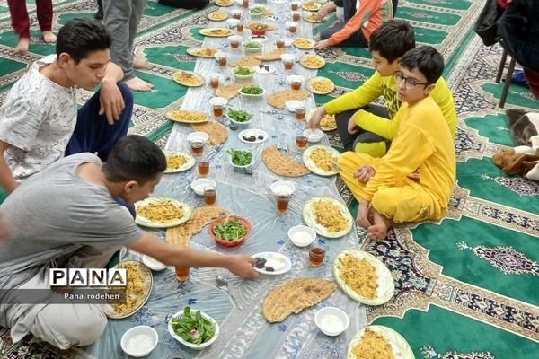 شور و نشاط معنوی در مراسم‌اعتکاف دانش‌آموز پسر رودهن