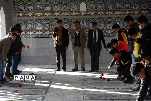 گلباران مزار شهدای امامزاده هادی به دست گروهی از دانش‌آموزان بخش جوادآباد