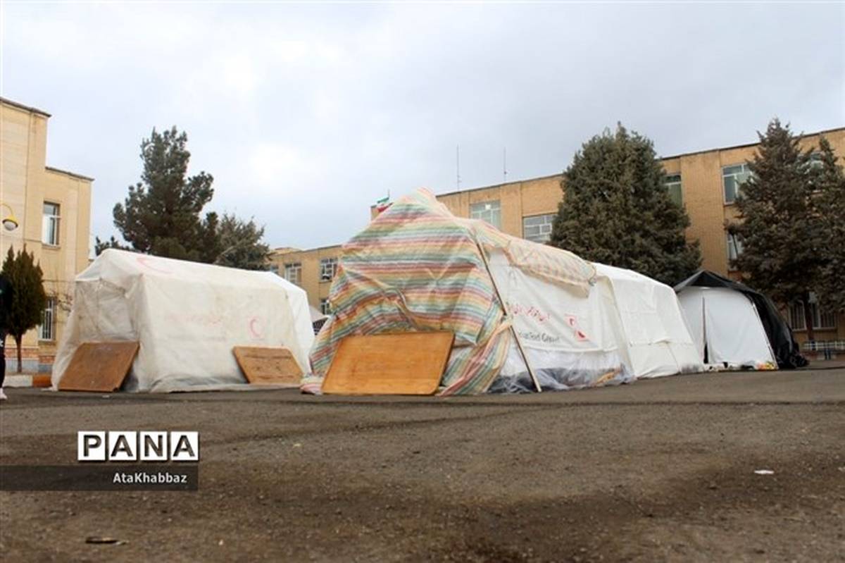 ارسال محموله چادرهای وزارت بهداشت به مناطق زلزله‌زده خوی