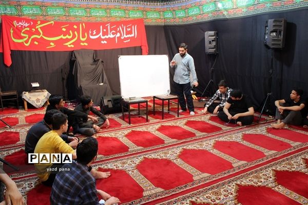 حضور رئیس سازمان دانش‌آموزی استان یزد در جمع دانش‌آموزان معتکف مسجد سرسنگ
