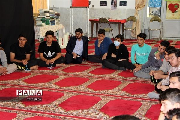 حضور رئیس سازمان دانش‌آموزی استان یزد در جمع دانش‌آموزان معتکف مسجد سرسنگ