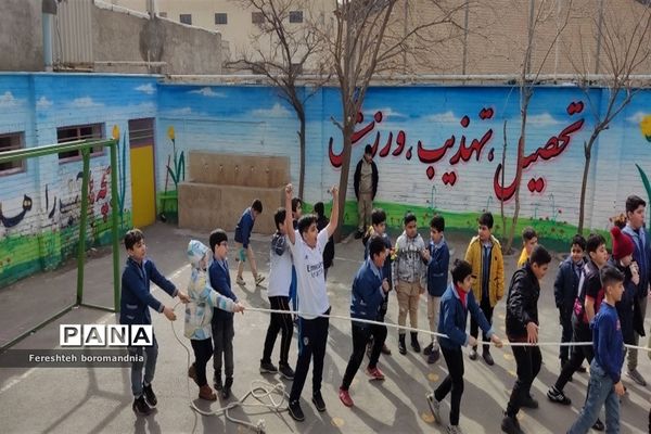 اجرای برنامه‌های مفرح ورزشی و هنری در دبستان نیکان ملارد