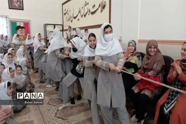 گرامیداشت دهه مبارک فجر در آموزشگاه شاهد فاطمه زهرا(س) اسلامشهر