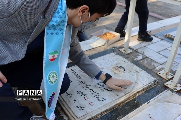 تجدید میثاق نمایندگان مجلس دانش‌آموزی خراسان رضوی با شهدا