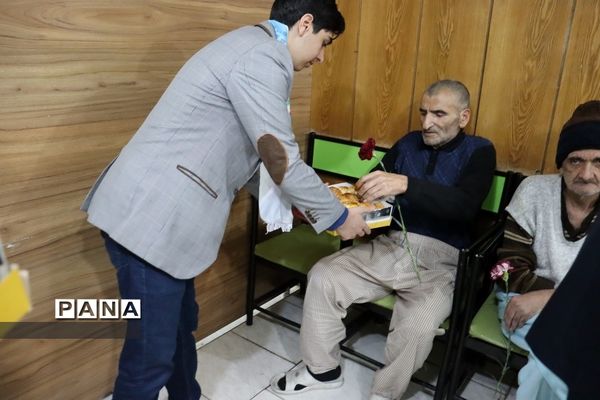 بازدید از خانه سالمندان توسط نمایندگان مجلس دانش‌آموزی  خراسان‌ رضوی
