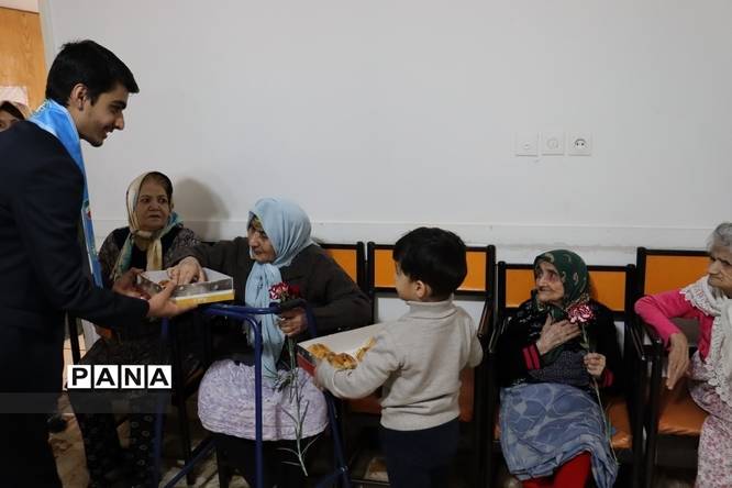 بازدید از خانه سالمندان توسط نمایندگان مجلس دانشآموزی خراسان رضوی
