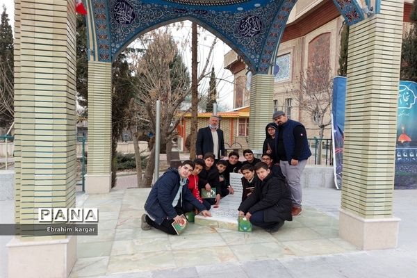 ادای احترام دانش آموزان به شهید گمنام منطقه۵